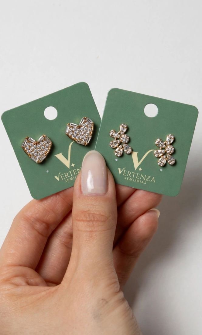 Brincos de coração e de flor com zircônias em cartelas Vertenza