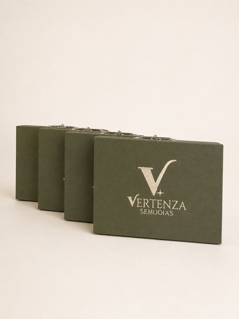Quatro maletas verdes Vertenza Semijoias enfileiradas